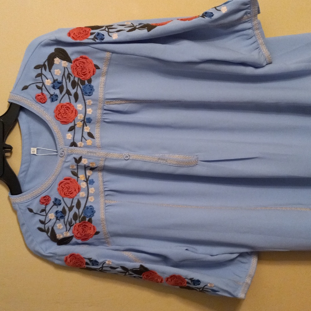 Feminine stitched  floral design Komili top.3/4 sleeve